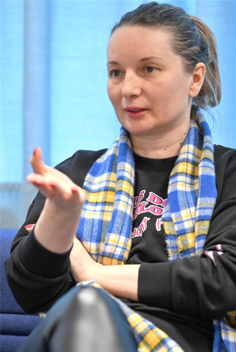 Porträt von Inna Yaremenko, professionelle Geschäftsfrau mit freundlichem Lächeln vor neutralem Hintergrund