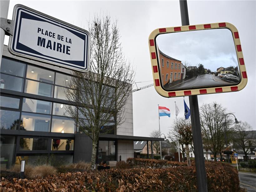 Gemeinderat Contern CSV-Fraktion Mitglieder bei Sitzung, politische Veränderungen und Diskussionen im Rathaus