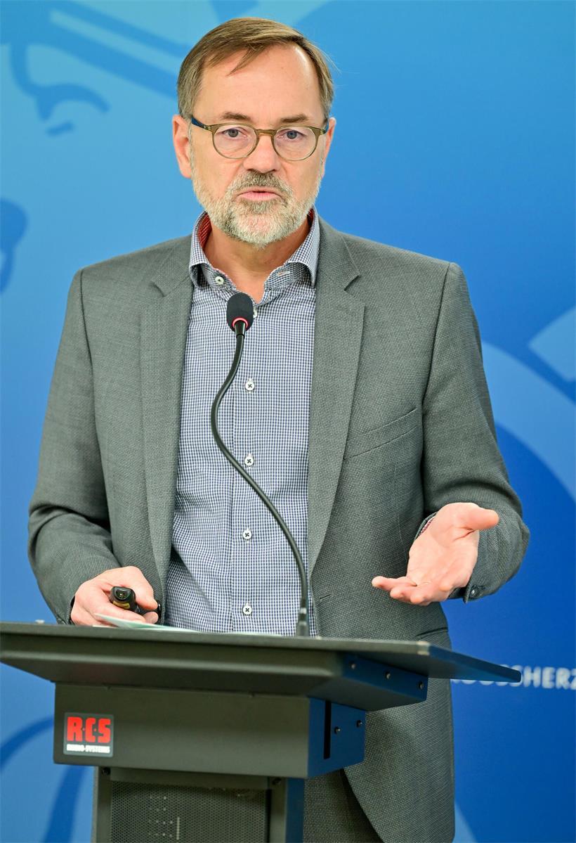 Für mehr Screen-Life-Balance: Meisch stellt Jugendpakt vor Ins Jugendhaus statt ins Bushäuschen: SNJ-Direktor Georges Metz