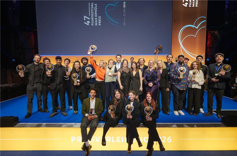 18 Gewinner mit Preisen beim 47. Filmfestival Max Ophüls Preis 2026 in Saarbrücken auf Bühne stehend