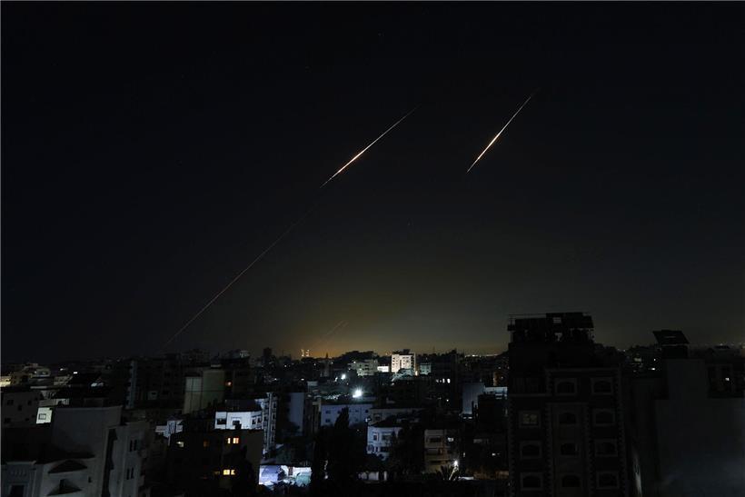 Iranische Geschosse am Himmel über Gaza-Stadt am 5. März 2026 während des eskalierenden Nahost-Konflikts