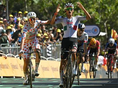Isaac Del Toro vom Team XRG gewinnt die 2. Etappe vor Tadej Pogacar beim Radrennen, Ziellinie Überquerung in Führung