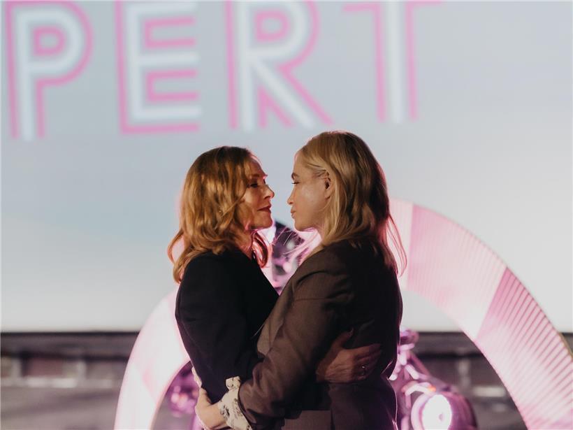 Isabelle Huppert (l.) mit ihrer Schauspielkollegin Emmanuelle Béart bei der Preisverleihung. Zusammen standen sie u.a. 2002 in François Ozons „8 femmes“ vor der Kamera.
