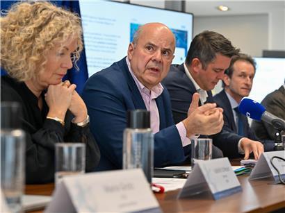 Isabelle Schlesser, Marc Spautz, Lex Delles, Carlo Thelen und Tom Wirion bei Pressekonferenz im luxemburgischen Wirtschaftsministerium.