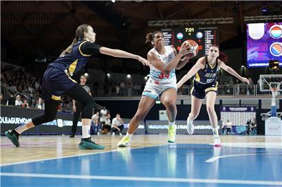 Isi Etute in der Starting Five beim Basketballspiel, wichtige Spielerin im aktuellen Zeitfenster