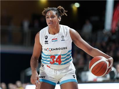 Isi Etute in Texas University Football-Uniform beim Training für die kommende Saison