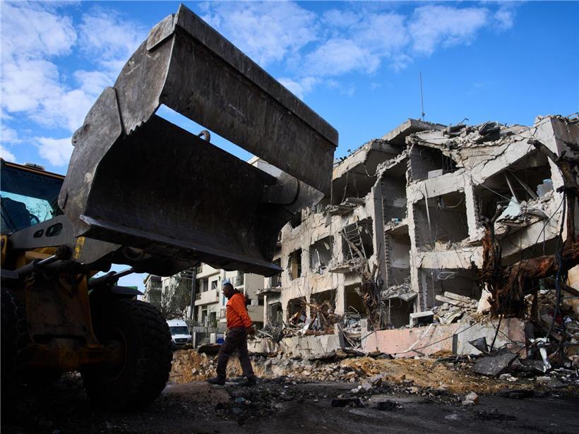 Rettungskräfte und Militär in Tel Aviv untersuchen Einschlagsstelle einer iranischen Rakete in Israel