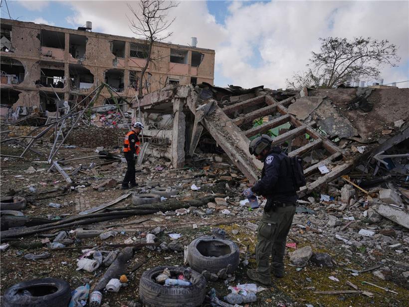 Israelische Sicherheitskräfte untersuchen Einschlagsort einer iranischen Rakete nach Angriff in Israel