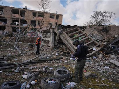 Israelische Sicherheitskräfte untersuchen Einschlagsort einer iranischen Rakete nach Angriff in Israel