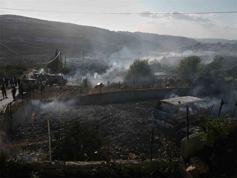 Israelische Sicherheitskräfte sind nach einem Angriff israelischer Siedler im Dorf Sarra nahe der Stadt Nablus im Westjordanland auf einer Straße zu sehen