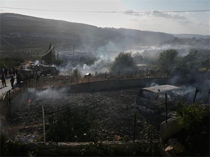 Israelische Sicherheitskräfte sind nach einem Angriff israelischer Siedler im Dorf Sarra nahe der Stadt Nablus im Westjordanland auf einer Straße zu sehen