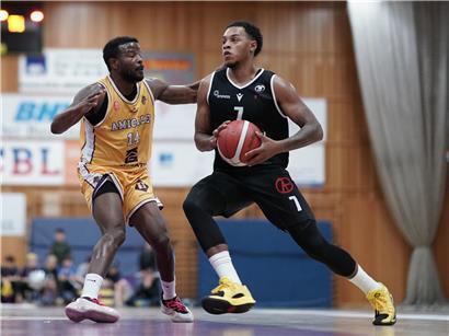 Ivan Delgado in T71 Düdelingen Trikot beim Basketballspiel in Luxemburg, Rückkehr in die Saison 2024