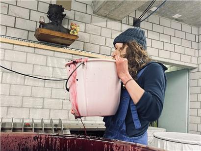 Jacquelien Achermann spricht engagiert und vermittelt eine klare, überzeugte Meinung in einer Diskussion