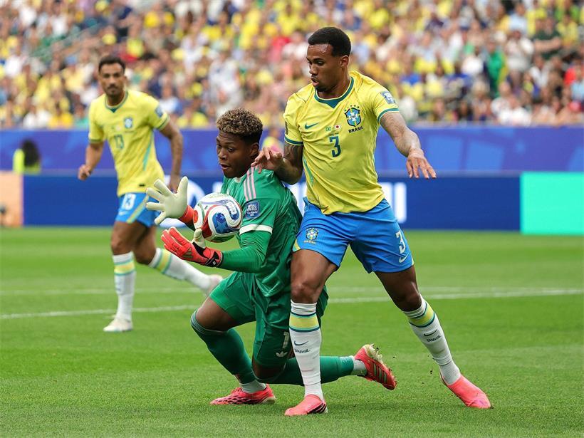 Samba-Party in Texas: Brasilien ringt Japan nieder Japans Torwart Zion Suzuki und der brasilianische Innenverteidiger Gabriel Magalhaes