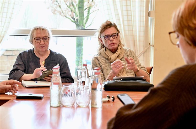 Jean-Claude Thiltges, Präsident des Conseil syndical, erklärt Veränderungen im Gebäude vor versammelter Gruppe