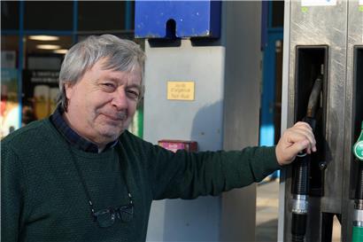 Jean-Jacques Siedler an seiner privaten Tankstelle in Rümelingen beim Betanken eines Fahrzeugs