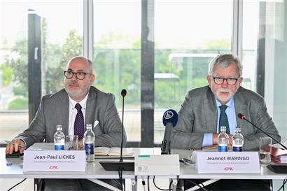 Jean-Paul Lickes und Jeannot Waringo stehend nebeneinander, Porträtfoto, freundliche Geschäftskleidung