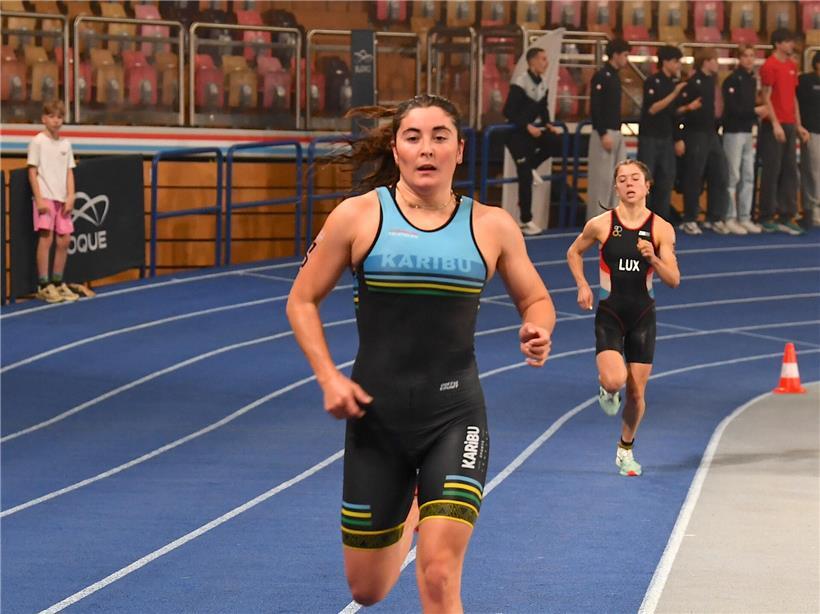 Jeanne Lehair und Lina Krombach im sportlichen Wettkampf, Konkurrenz im Lauf-Event sichtbar