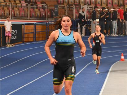 Jeanne Lehair und Lina Krombach im sportlichen Wettkampf, Konkurrenz im Lauf-Event sichtbar