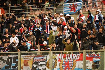 Jeff Strasser bedankt sich herzlich bei jubelnden Fans nach dem Spiel