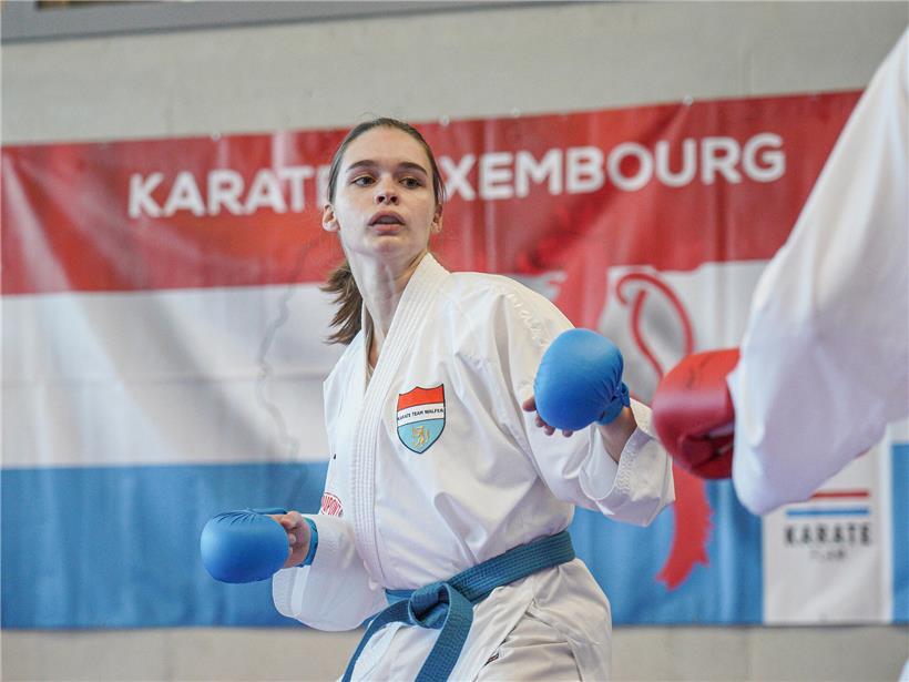 Jenny Warling feiert erfolgreiches Comeback bei Sportevent in Istanbul, jubelnd und zufrieden auf dem Podium