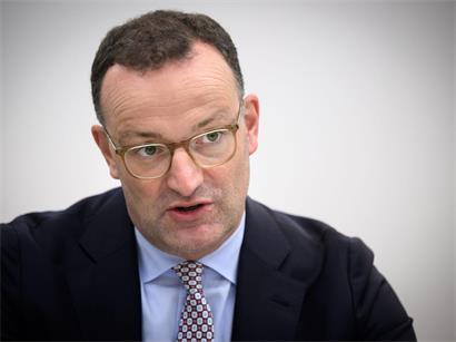 Jens Spahn (CDU), Vorsitzender der CDU/CSU-Bundestagsfraktion, sitzt bei einem Gespräch mit der Deutschen Presse-Agentur dpa im Newsroom der Nachrichtenagentur