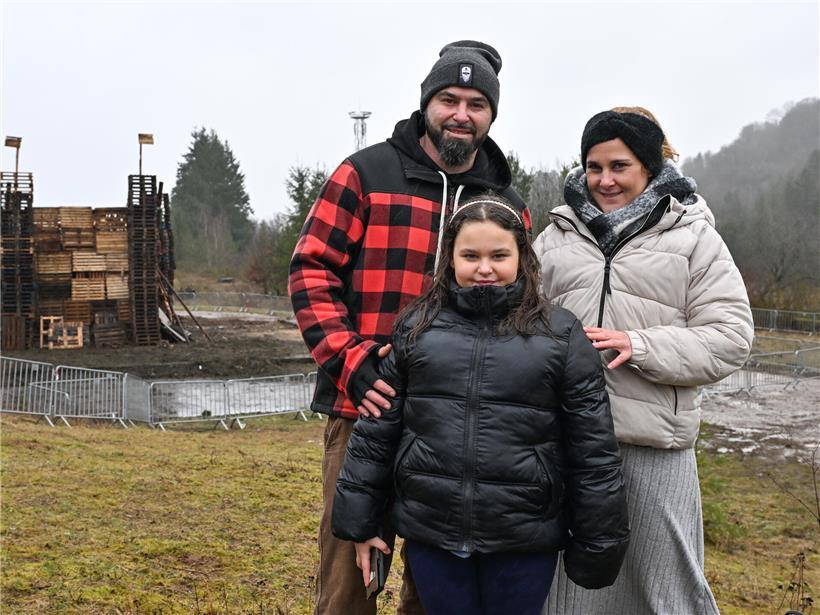 Jérôme, Natalie und Tochter Stana besuchen bei Regen draußen einen Park und genießen die Zeit gemeinsam