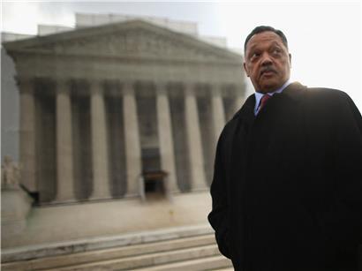 Jesse Jackson vor dem Supreme Court in Washington, Februar 2013, Bürgerrechtsaktivist spricht öffentlich