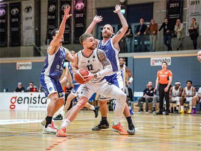 Joé Kalmes in weißem Trikot beim Basketballspiel für T71 Düdelingen auf dem Spielfeld