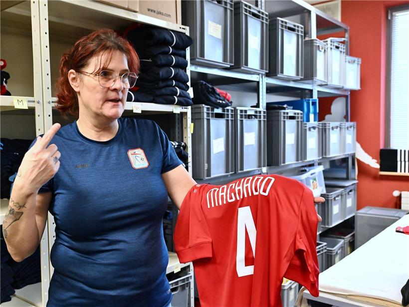 Joëlle Hinna faltet und wäscht tausende Sporttrikots für den Einsatz im Teamtraining und Wettkampf