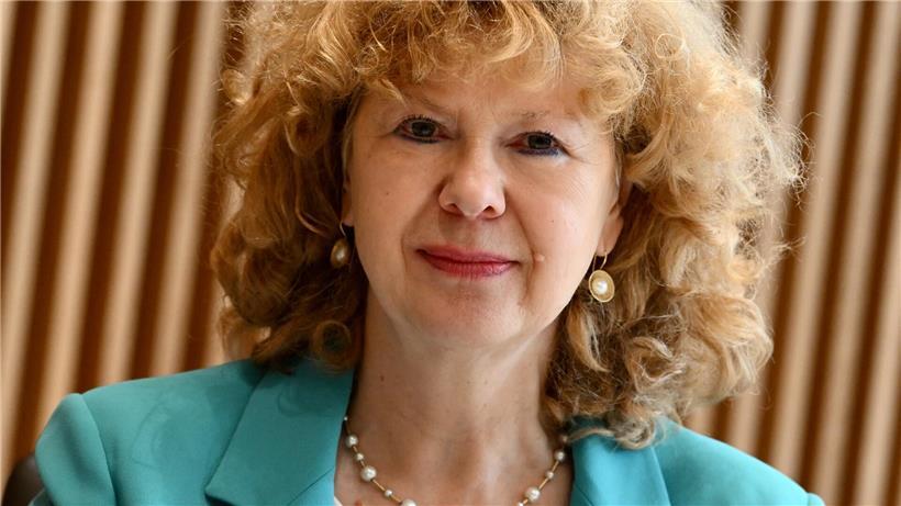 Joëlle Letsch vor Luxemburgs Skyline, Symbol für gesellschaftlichen Wandel und Fortschritt in Luxemburgs letzten Jahren