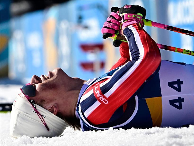 Johannes Hösflöt Kläbo beim grenzenlosen Langlaufrennen in actionreicher Dynamik