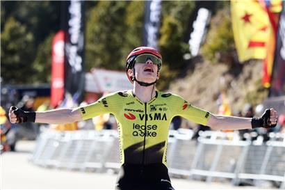 Jonas Vingegaard fährt entschlossen an der Spitze des Radrennens und distanziert die Konkurrenz deutlich