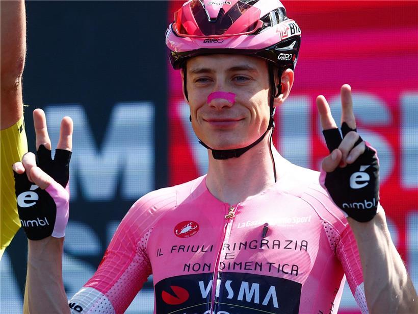 Jonas Vingegaard feiert als achter Radprofi den Gewinn aller drei großen Landesrundfahrten – Tour, Giro, Vuelta.