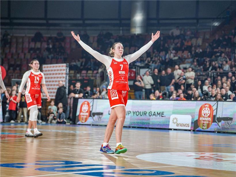 Jordan King als Topscorerin im spannenden Finale mit Basketball und jubelnder Feier im Hintergrund