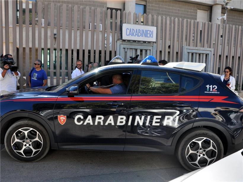 Carabinieri-Auto fährt vor italienischem Polizeigebäude, Journalisten dokumentieren Einsatzbeginn