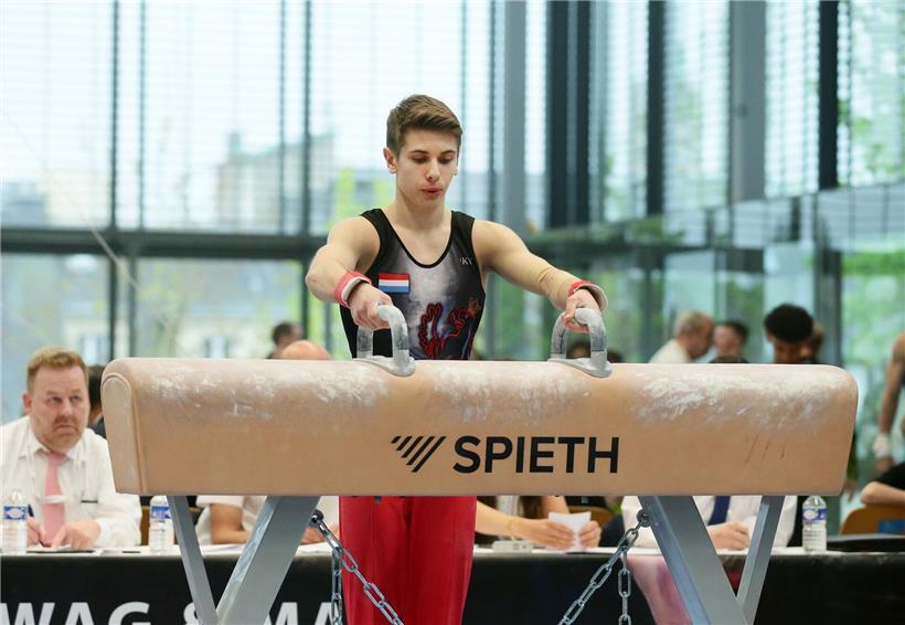 Joy Palermo trainiert fokussiert am Pauschenpferd und Boden, Turnerin bei intensivem Geräteturnen Training.