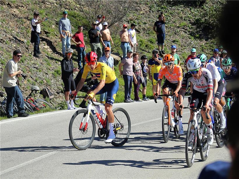 Juan Ayuso und Joao Almeida im direkten Duell bei Paris-Nice Radrennen 2024