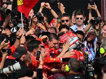 Ferrari-Team jubelt in roten Outfits über Charles Leclercs Formel-1-Sieg beim Rennen