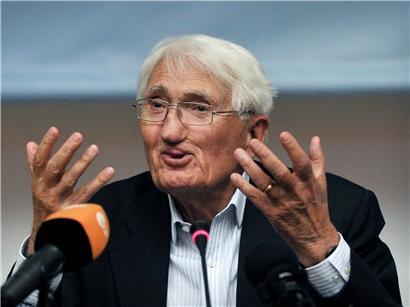 Jürgen Habermas spricht auf Pressekonferenz vor Journalisten in Athen, August 2013, Philosophie und Gesellschaft