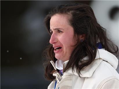 Julia Simon emotional bei der Siegerehrung, Tränen der Freude und Erleichterung bei Biathlon-Wettkampf in Trento
