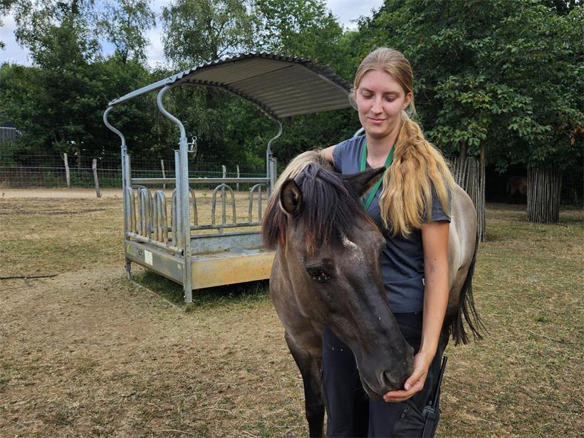 Julie Melmer arbeitet auf dem pädagogischen Bauernhof und kümmert sich auch um das Wohlbefinden der Tiere dort