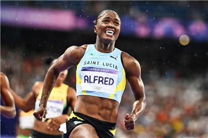 Julien Alfred strahlt mit Goldmedaille bei Olympischen Spielen – Olympiasiegerin im Leichtathletik-Sprint