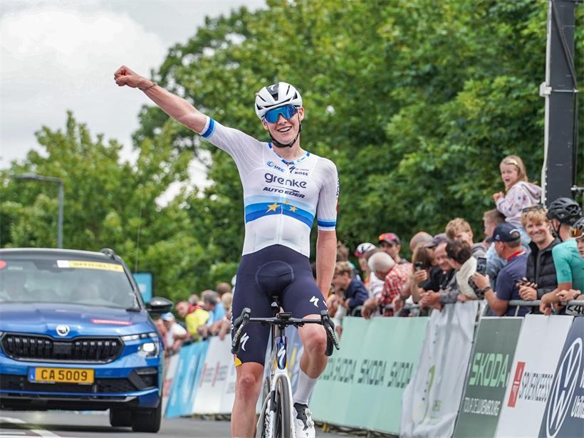 Junioren-Europameister Karl Herzog feiert seinen Sieg beim Grand Prix de Luxembourg auf dem Podium