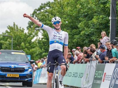 Junioren-Europameister Karl Herzog feiert seinen Sieg beim Grand Prix de Luxembourg auf dem Podium