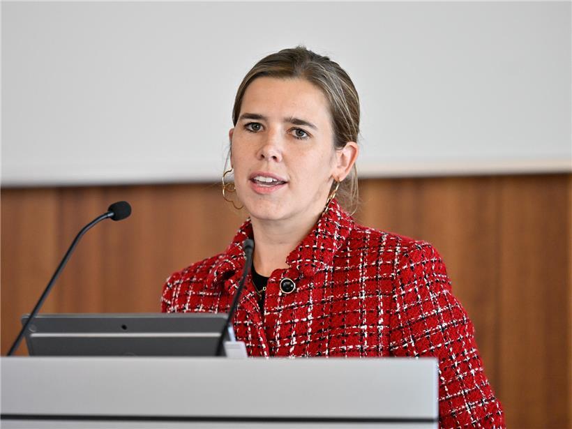 Justizministerin Elisabeth Margue lächelt glücklich und hält ihren Babybauch, Schwangerschaftsankündigung 2024