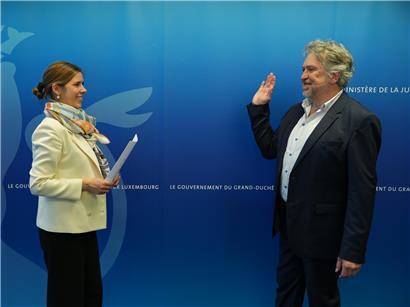 Justizministerin Elisabeth Margue und Richter Serge Schroeder im Gespräch bei offizieller Veranstaltung