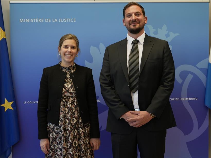 Justizministerin Elisabeth Margue und Jugendstrafanstaltsdirektor Laurent Kocks im Gespräch bei Besuch der Jugendstrafanstalt