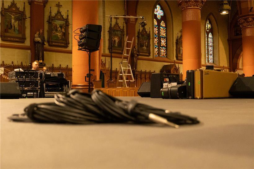Kabel und Scheinwerfer im Inneren der Kirche St. Martin beim Aufbau für das Musikfestival am Festivalvorabend