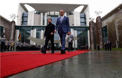 Kanzler Friedrich Merz empfängt Präsident Wolodymyr Selenskyj mit militärischen Ehren vor dem Kanzleramt Berlin